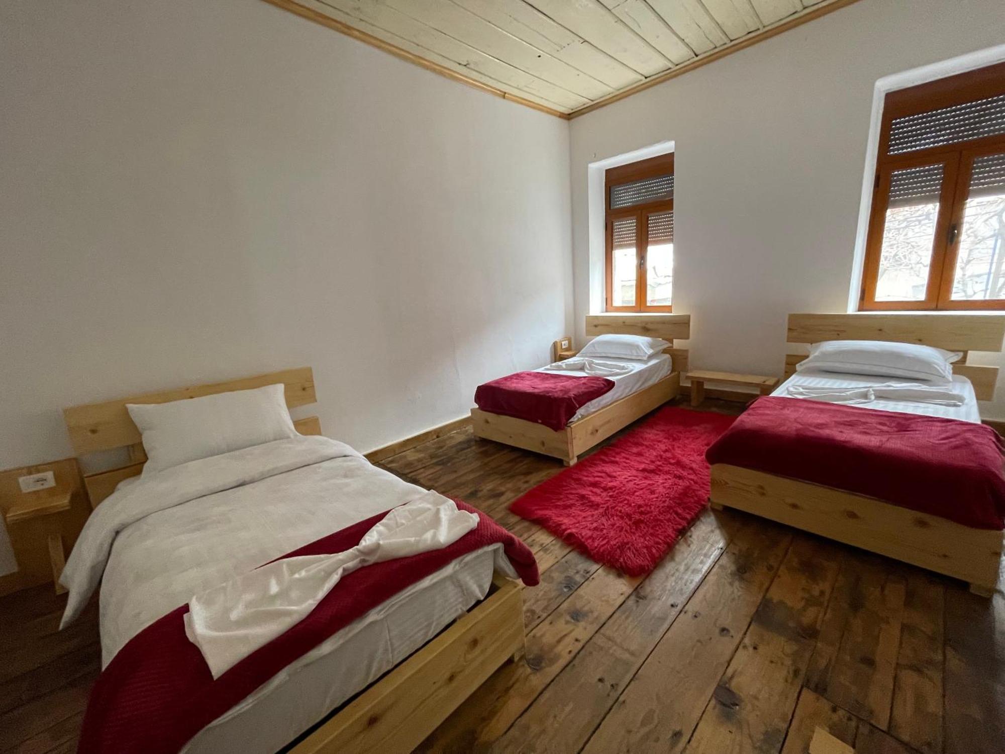 Albergue Ardjon House Berat Exterior foto